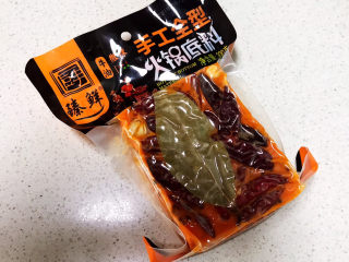 2、爆炒牛蛙,红油火锅底料半块