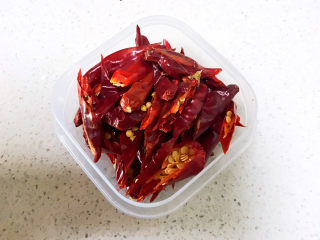 3、爆炒牛蛙,干红辣椒切成小段