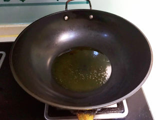 15、爆炒牛蛙,另起锅，锅里加入菜籽油