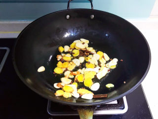 17、爆炒牛蛙,加入蒜姜，炒出香味