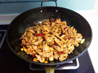 22、爆炒牛蛙,翻炒均匀