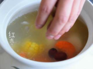 6、排骨玉米汤—话说没有汤怎么开饭？,加盐、枸杞，大功告成。