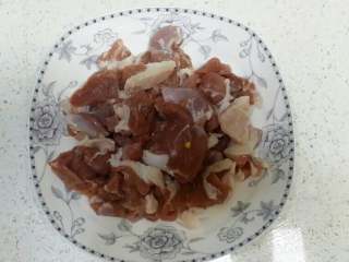 1、羊肉白菜粉条,羊肉洗净切小块。