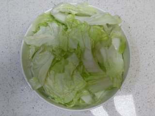 2、羊肉白菜粉条,白菜洗净切段。