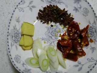 3、羊肉白菜粉条,葱姜花椒辣椒八角准备好。