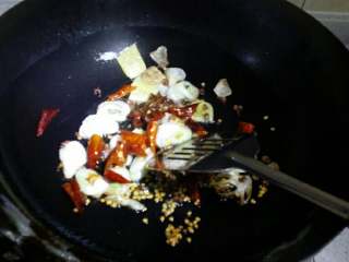 4、羊肉白菜粉条,锅热倒入花生油少许，葱姜下锅煸炒，下花椒八角以及辣椒炒香。