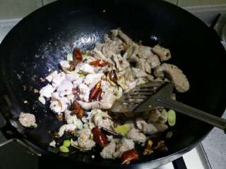 5、羊肉白菜粉条,下羊肉煸炒三分钟直至半熟。倒入酱油少许，继续翻炒一分钟。