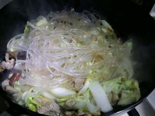 7、羊肉白菜粉条,放入事先泡软的粉丝，翻炒后盖上盖小火五分钟。