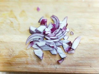 2、#一碗面#咖喱乌冬面,洋葱去皮切丁。