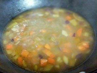 11、#一碗面#咖喱乌冬面,大火烧开，至咖喱融化。