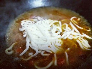 12、#一碗面#咖喱乌冬面,咖喱融化后加入乌冬面。