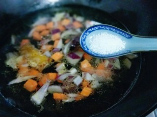 10、#一碗面#咖喱乌冬面,再加入白砂糖提鲜。