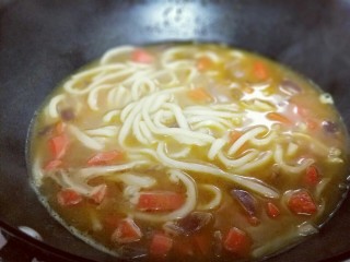 13、#一碗面#咖喱乌冬面,煮2-3分钟即可关火。