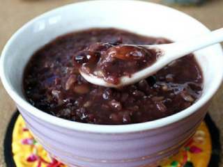 1、清晨米粥,把所有食材放入碗里，淘洗干净。