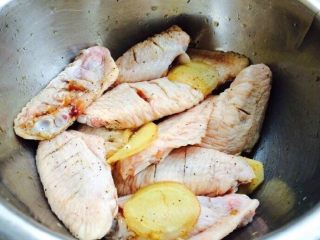 1、三汁鸡翅焖锅,鸡翅划刀，用姜片、料酒、盐、黑胡椒腌制20分钟（虾处理完后用同样的方法腌制）