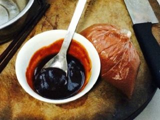 3、三汁鸡翅焖锅,酱汁：甜面酱、蚝油、番茄酱、蜂蜜、生抽（旁边的是辣椒面，我喜欢在出锅前稍微洒一点）