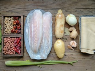 1、家庭版自制烤鱼,准备食材。为了方便家里的老人和孩子吃，这次家庭版烤鱼选了无刺的龙利鱼（也可用其他鱼），其他配菜根据个人喜好即可。