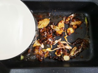 15、家庭版自制烤鱼,加入适量的水或高汤（约300毫升，具体数量根据所用锅具自行掌握）。