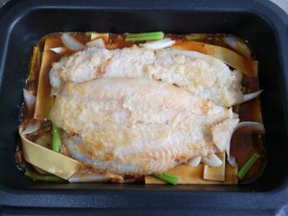 18、家庭版自制烤鱼,在配菜上放上煎好的鱼。