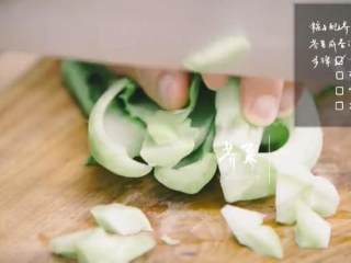 8、粽子&芥菜咸蛋汤,切荠菜、姜丝