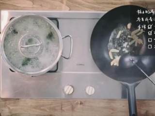 10、粽子&芥菜咸蛋汤,打鸭蛋,将鸭蛋黄碾碎翻炒