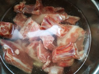 1、初冬山药排骨汤,第一步肯定要把排骨洗干净