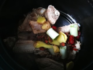 6、初冬山药排骨汤,再加切好的姜片和大葱。