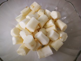 8、初冬山药排骨汤,山药去皮洗干净，切段。