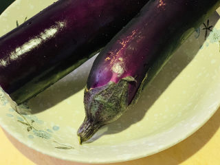 1、肉末蒸茄子,准备茄子洗净