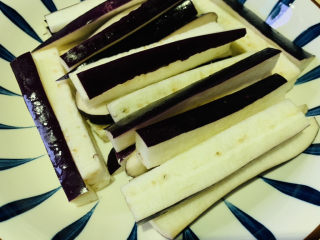 2、肉末蒸茄子,切条状，摆盘子里