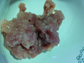 3、肉末蒸茄子,将肉切沫，待用