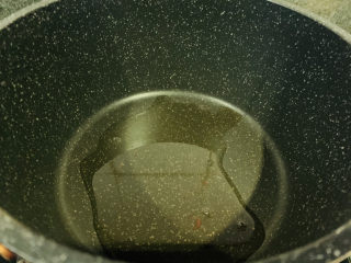 4、肉末蒸茄子,锅加食用油