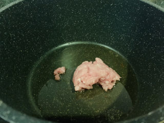 5、肉末蒸茄子,热锅，加入肉沫
