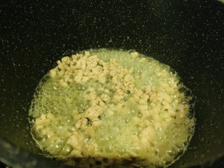 7、肉末蒸茄子,肉沫炒至变色