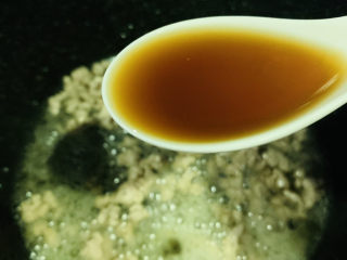 8、肉末蒸茄子,加1勺料酒