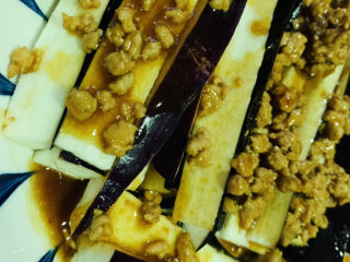 13、肉末蒸茄子,将肉沫浇至茄子上