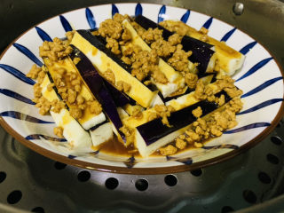 14、肉末蒸茄子,上锅，大火蒸30分钟，出锅