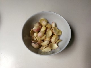 2、枸杞红枣银耳汤,百合掰开清洗干净