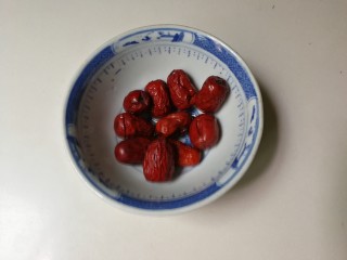 3、枸杞红枣银耳汤,红枣洗净