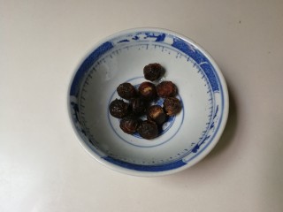 4、枸杞红枣银耳汤,桂圆剥去壳