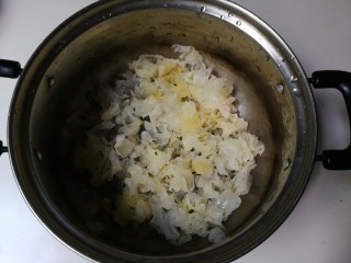 6、枸杞红枣银耳汤,剪去根部，撕成小块，放入清水烧开，转小火炖