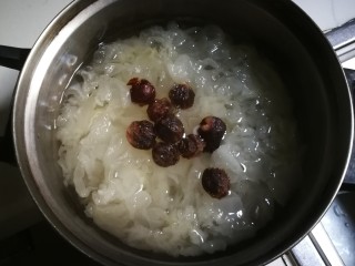 7、枸杞红枣银耳汤,炖至银耳发软，开始有胶质时候放入桂圆炖二十分钟