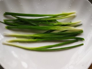 5、清蒸多宝鱼,葱切断