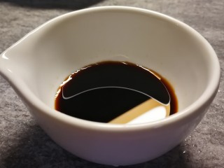 15、清蒸多宝鱼,蒸鱼的过程中，除了准备葱丝外还要准备蒸鱼豉油