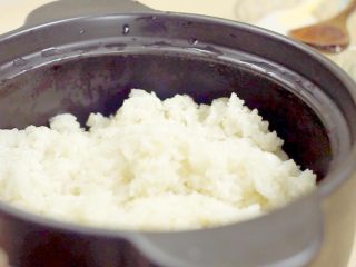 1、少奶奶最爱吃的甑（jing）糕-补血圣品,糯米直接煮熟，放凉待用（不用泡米，电饭煲煮饭键正常煮熟就行）