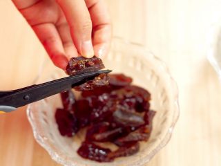 3、少奶奶最爱吃的甑（jing）糕-补血圣品,蜜枣剪开成小块的