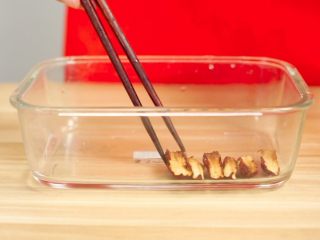 4、少奶奶最爱吃的甑（jing）糕-补血圣品,取一个干净的容器，下面铺上红枣