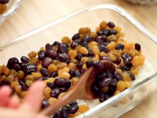 8、少奶奶最爱吃的甑（jing）糕-补血圣品,再铺上一层芸豆，红豆（这个超市可以买煮熟的，也可以买豆子回来自己煮熟）