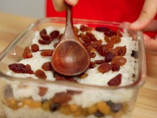 11、少奶奶最爱吃的甑（jing）糕-补血圣品,撒上葡萄干，将葡萄干压紧实