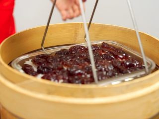 16、少奶奶最爱吃的甑（jing）糕-补血圣品,放入蒸笼，大火蒸1小时